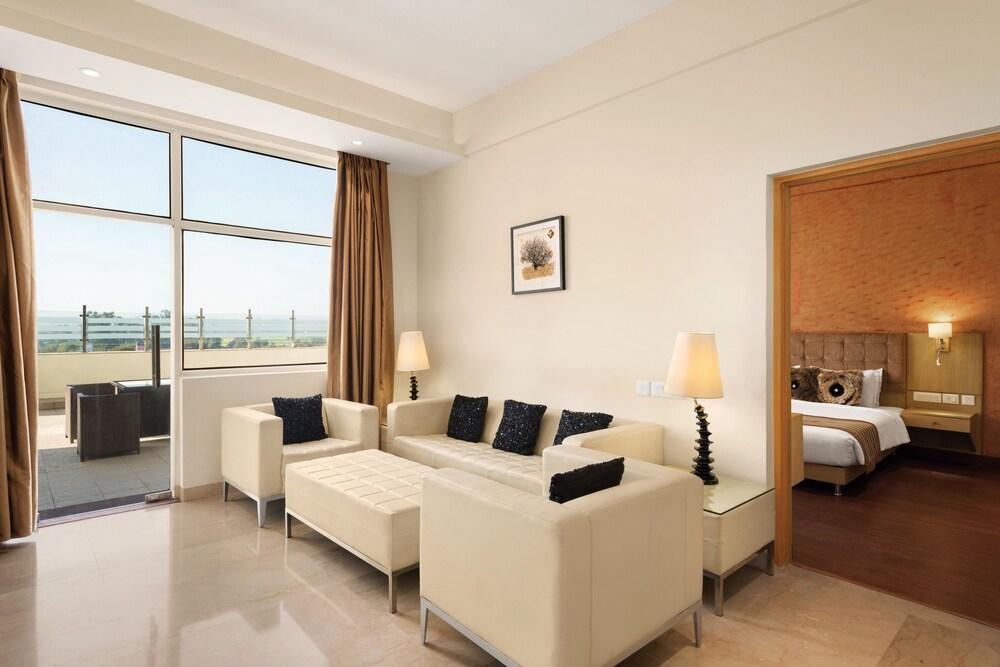 Hotel Ramada Neemrana Esterno foto