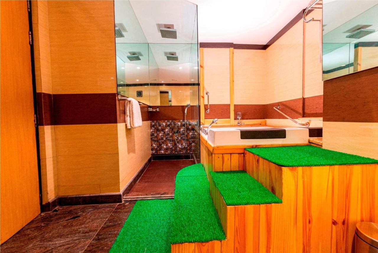 Hotel Ramada Neemrana Esterno foto