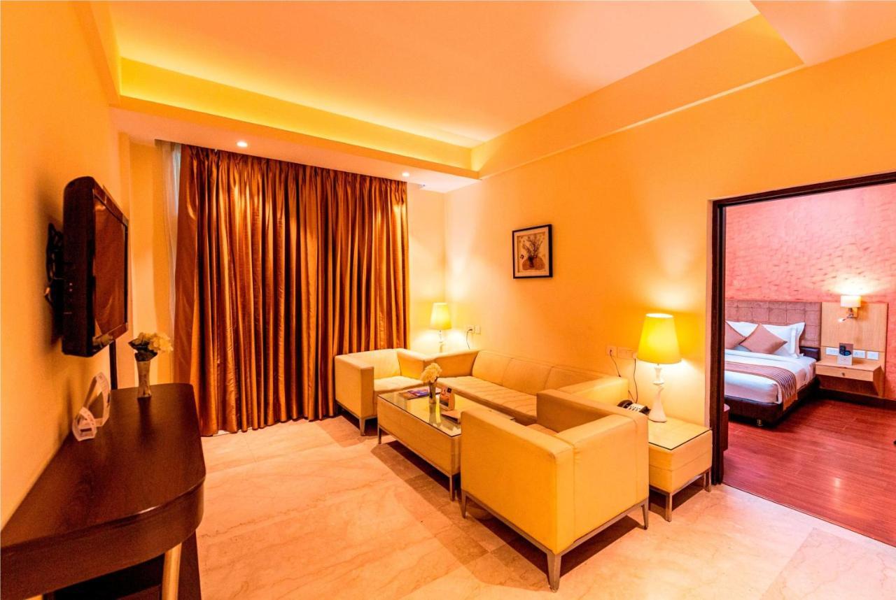 Hotel Ramada Neemrana Esterno foto