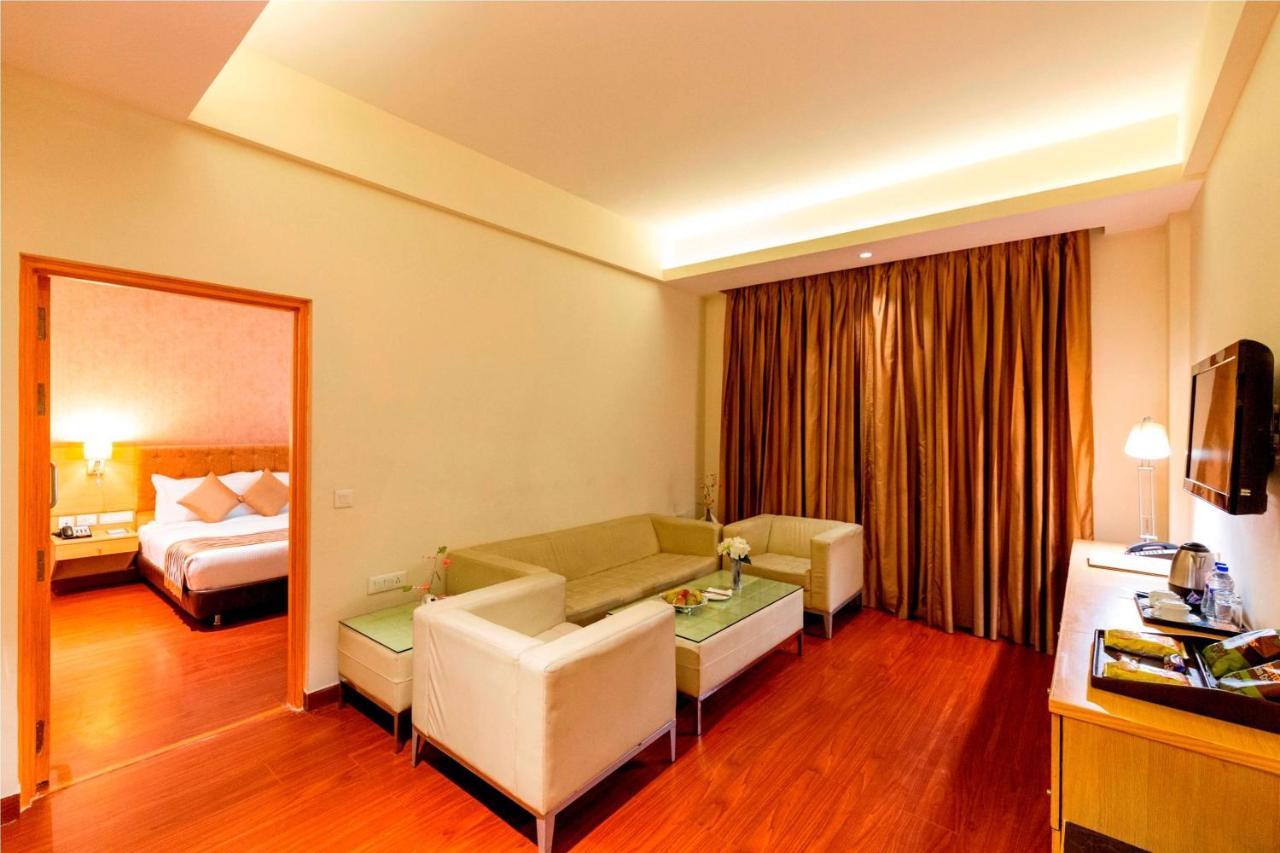 Hotel Ramada Neemrana Esterno foto
