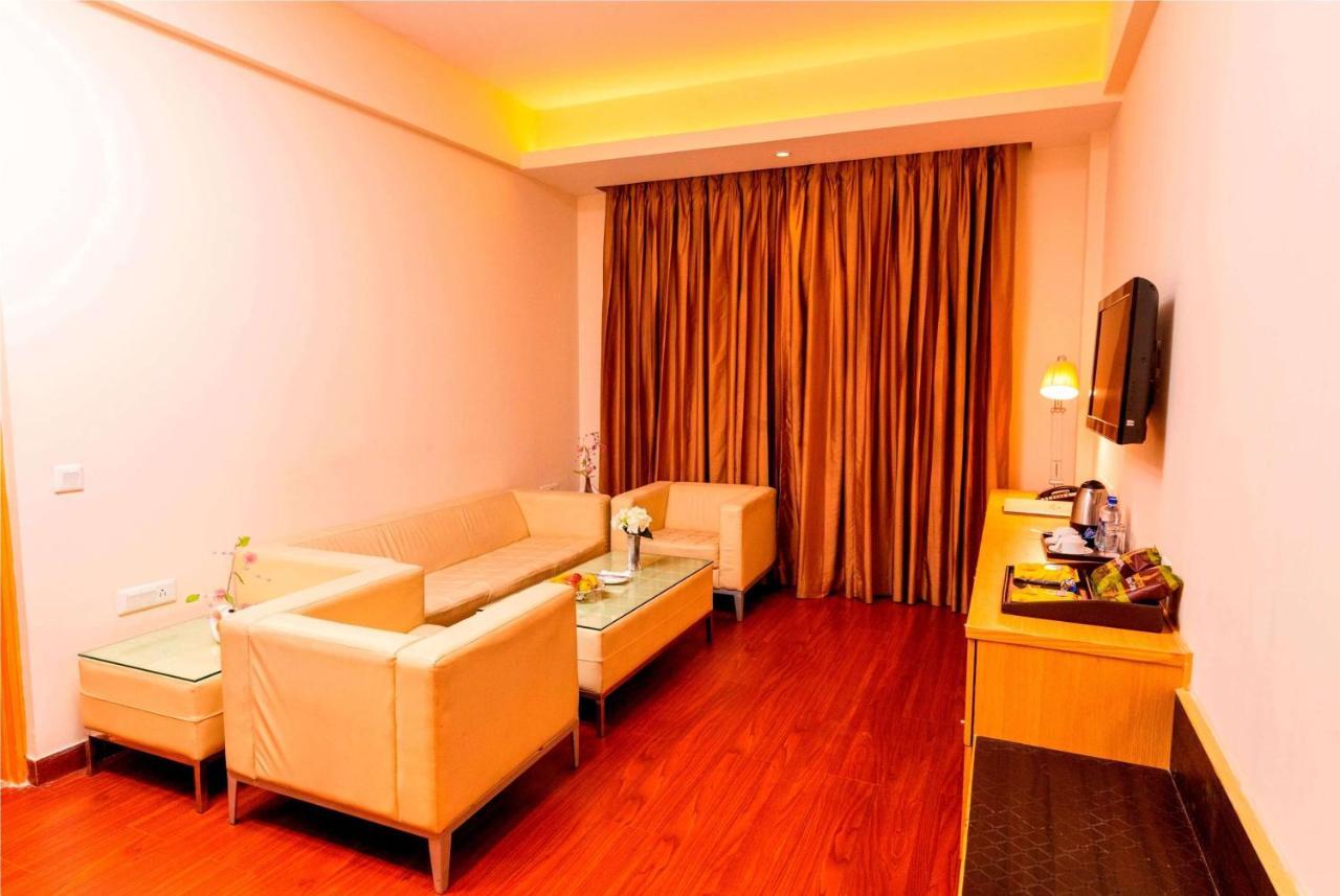 Hotel Ramada Neemrana Esterno foto