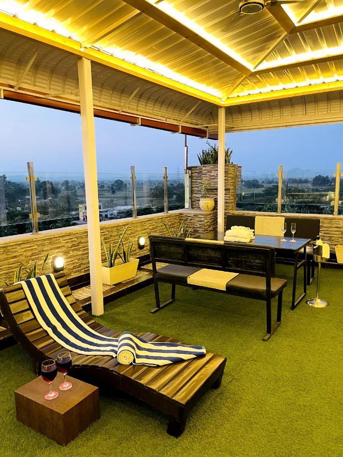 Hotel Ramada Neemrana Esterno foto