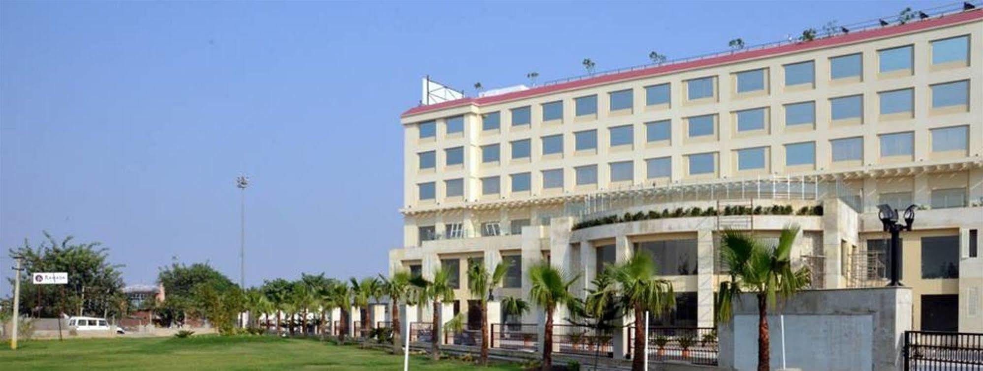 Hotel Ramada Neemrana Esterno foto