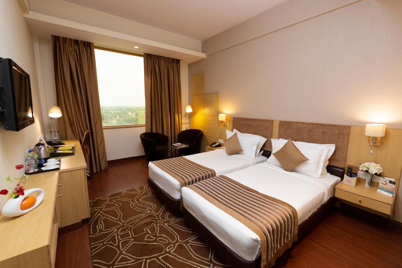 Hotel Ramada Neemrana Esterno foto